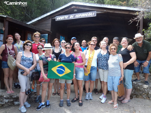 Família Caminhos na Gruta Ispinigoli, Sardenha, Itália