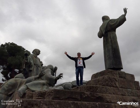 Estátua de São Francisco em frente à Basílica de São João Latrão, Roma, Itália