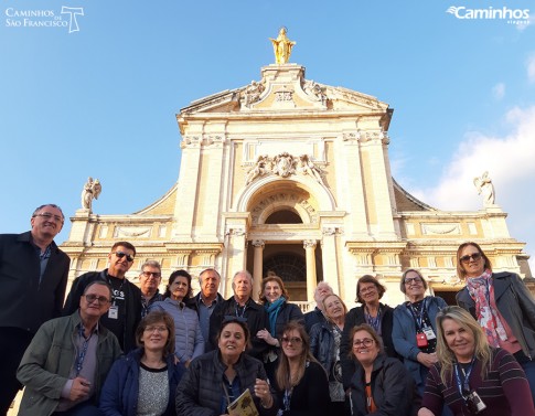 Família Caminhos em frente à Basílica de Santa Maria dos Anjos, Assis, Itália