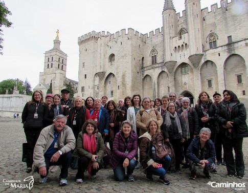 Família Caminhos em frente ao Palácio Papal, Avignon, França