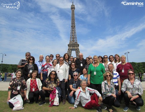 Família Caminhos na Torre Eiffel, Paris, França