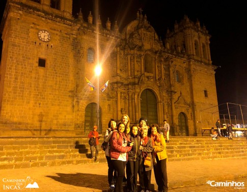 Caminheiras na Catedral de Cusco, Peru