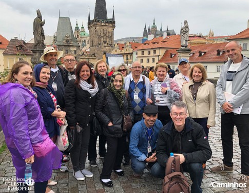 Família Caminhos na Ponte Carlos, Praga, República Tchéquia