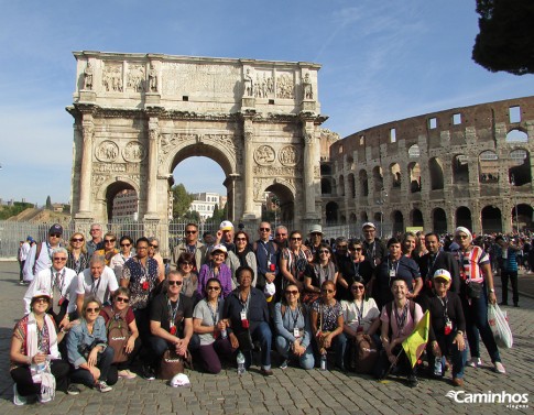 Família Caminhos em frente ao Arco de Constantino, Roma, Itália