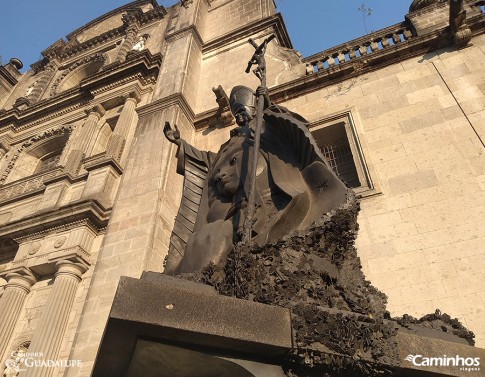 Estátua de São João Paulo II na Catedral da Cidade do México