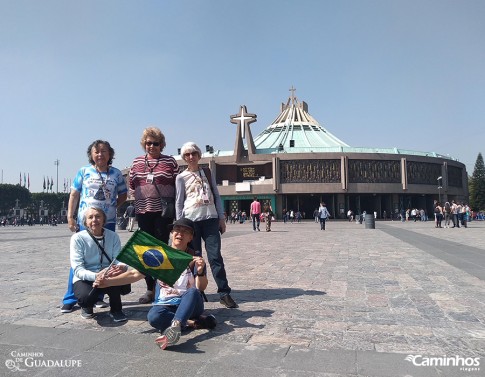 Caminheiras no Santuário de Guadalupe, Cidade do México