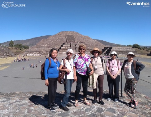 Caminheiras em Teotihuacán, México