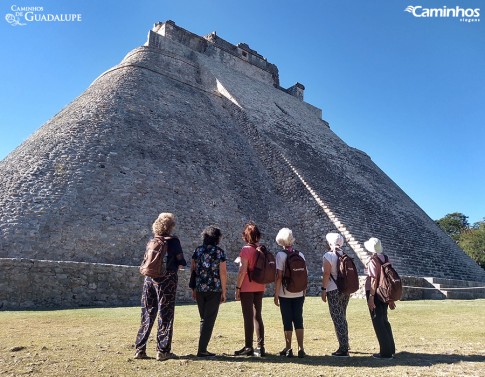 Caminheiras em frente a Pirâmide do Adivinho, Uxmal, México