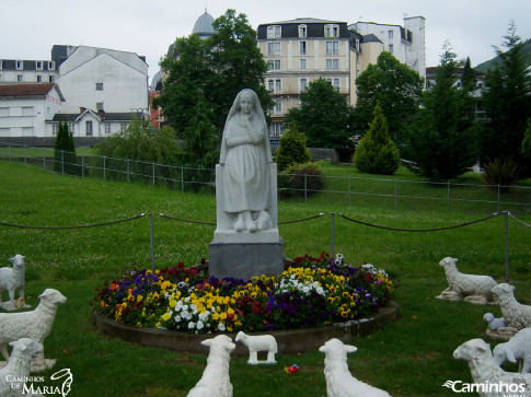 Bosque da Basílica de São Pio, Santuário de Lourdes, França