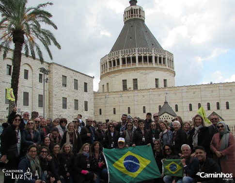 FAMÍLIA CAMINHOS NA BASÍLICA DA ANUNCIAÇÃO, NAZARÉ, ISRAEL