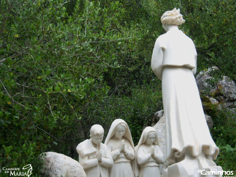 Estátuas dos pastorinhos com o Anjo em Fátima, Portugal