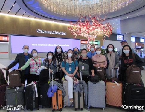 Família Caminhos no aeroporto de Istambul, Turquia