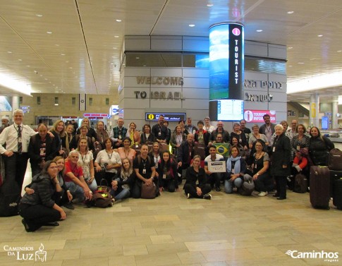 FAMÍLIA CAMINHOS NO AEROPORTO DE TEL AVIV, ISRAEL