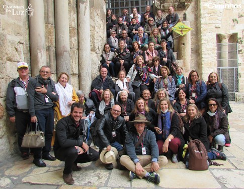 FAMÍLIA CAMINHOS NA BASÍLICA DA SANTO SEPULCRO, JERUSALÉM, ISRAEL