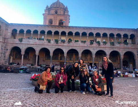 Caminheiras no Convento de Santo Domingo (Coricancha), Cusco, Peru