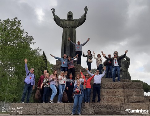 Família Caminhos na estátua de São Francisco em frente à Basílica de São João Latrão, Roma, Itália