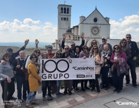 Família Caminhos em frente à Basílica de São Francisco, Assis, Itália