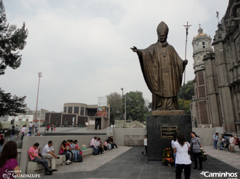 Estátua de São João Paulo II no Santuário de Guadalupe, Cidade do México