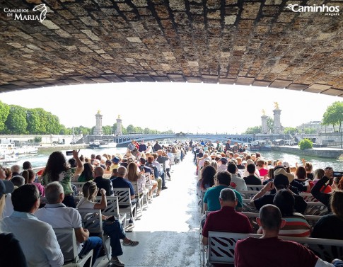 Passeio de barco pelo rio Sena, Paris, França