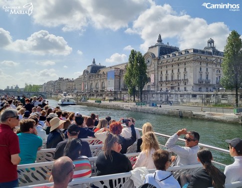 Passeio de barco pelo rio Sena, Paris, França