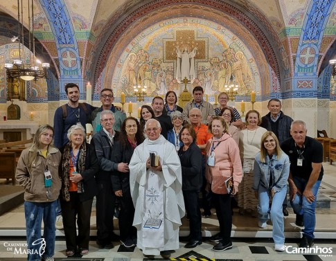 Família Caminhos na Basílica de Santa Terezinha do Menino Jesus, Lisieux, França