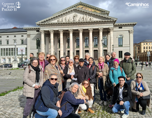 Família Caminhos em frente ao Teatro Nacional de Munique, Alemanha