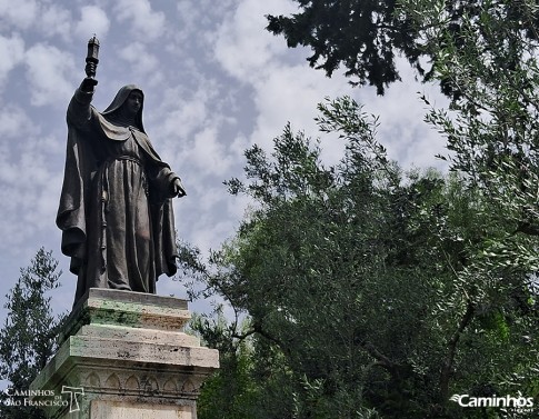 Estátua de Santa Clara, Assis, Itália