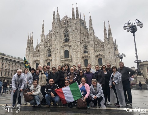 Família Caminhos em frente ao Duomo de Milão, Itália