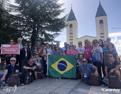 Família Caminhos na Paróquia São Tiago, Medjugorje, Bósnia & Herzegovina