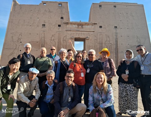 Caminheiros(as) no templo de Edfu, Egito