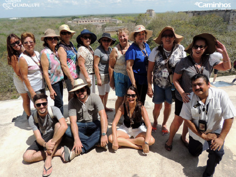 Família Caminhos na Grande Pirâmide, Uxmal, México