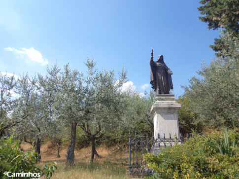 Estátua de Santa Clara na Basílica de São Damião, Assis, Itália