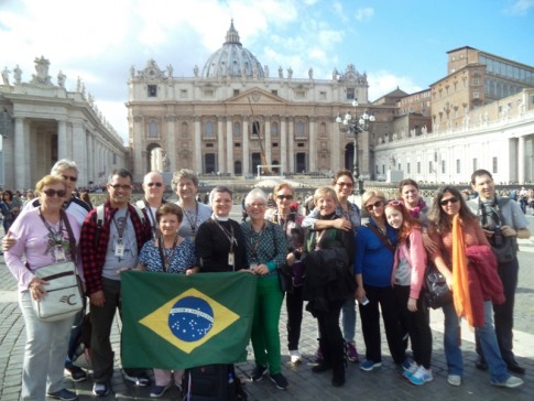 Família Caminhos na Praça São Pedro.