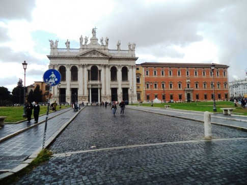 a basílica de são joão latrão também é catedral de roma.