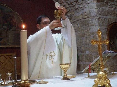 lá também celebramos a primeira missa da viagem