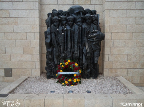 Estátua do médico Janusz Korczak no Museu do Holocausto, Jerusalém, Israel