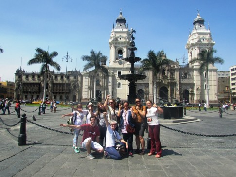 Família Caminhos em frente à Catedral de Lima