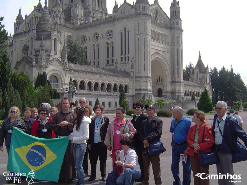 Família Caminhos na Basílica de Santa Terezinha do Menino Jesus, Lisieux, França