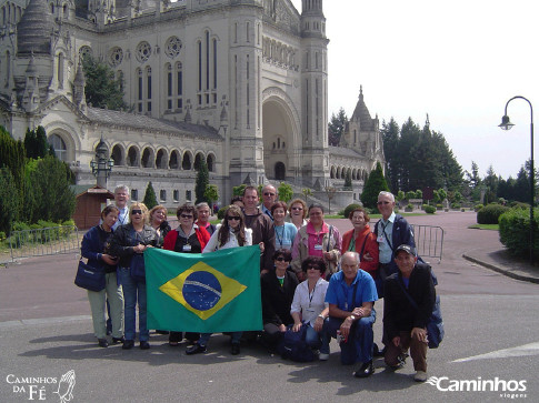 Família Caminhos na Basílica de Santa Terezinha do Menino Jesus, Lisieux, França