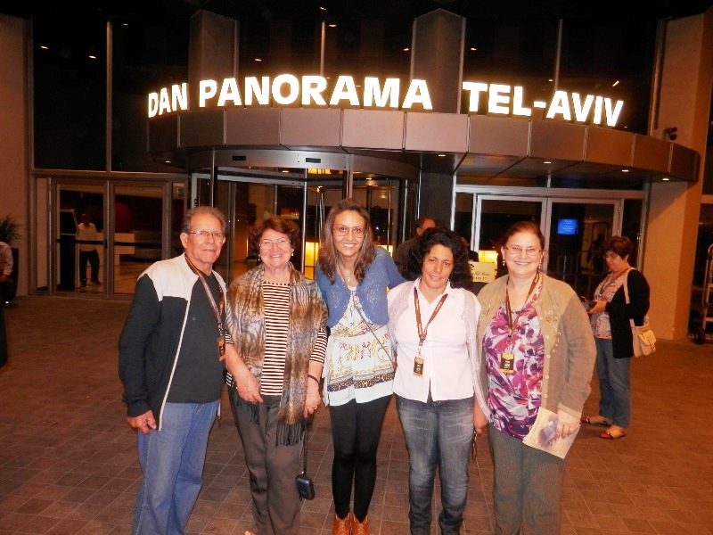 Fim de noite em frente ao hotel.